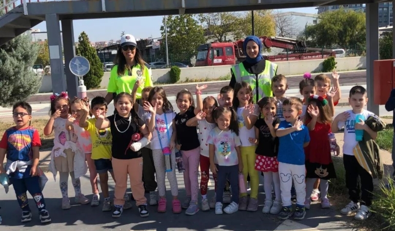 Edirne’de miniklere oyunlarla trafik eğitimi verildi