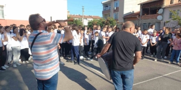Edirne’de öğrenciler, davul-zurna eşliğinde okula başladı
