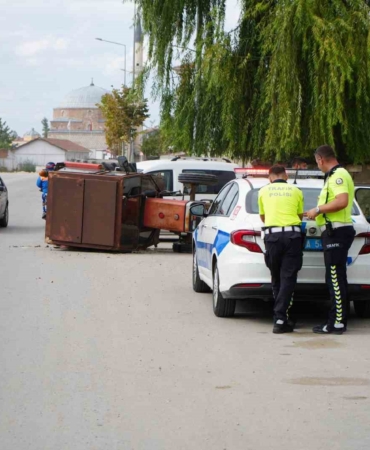 Edirne’de otomobil ie çarpışan traktör yan yattı
