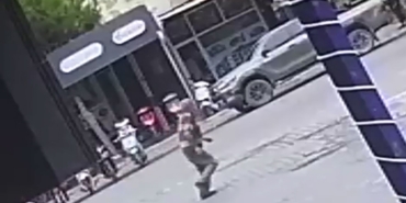 Edremit’te motosiklet mağazasını kurşunladılar