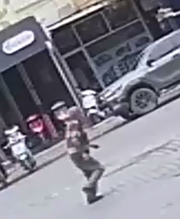 Edremit’te motosiklet mağazasını kurşunladılar