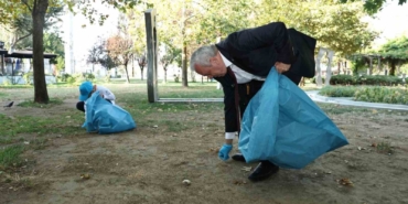 Eline çöp poşeti alan başkan, parkı köşe bucak temizledi