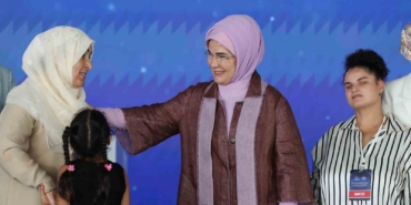 Emine Erdoğan, koruyucu aileler ve çocuklarıyla buluştu