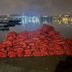 Eminönü’nde 3 ton kaçak midye ele geçirildi