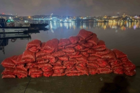 Eminönü’nde 3 ton kaçak midye ele geçirildi