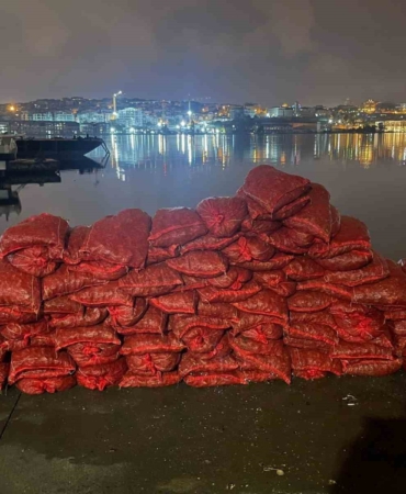 Eminönü’nde 3 ton kaçak midye ele geçirildi