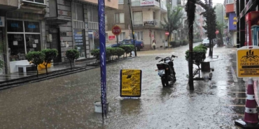 Erdek’te şiddetli yağış hayatı felç etti