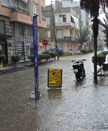 Erdek’te şiddetli yağış hayatı felç etti