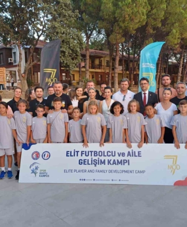 Ertuğrul Sağlam minik sporcu ve aileleri ile buluştu