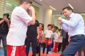 Esenyurt Belediye Başkanı Ahmet Özer’den belediyenin spor tesislerine ziyaret