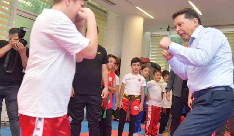 Esenyurt Belediye Başkanı Ahmet Özer’den belediyenin spor tesislerine ziyaret