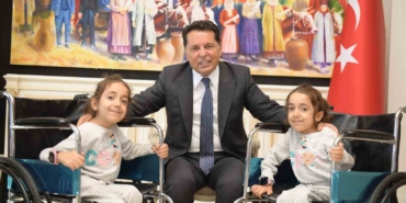 Esenyurt Belediye Başkanı Özer, SMA hastası ikizleri makamında ağırladı
