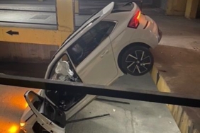 Esenyurt’ta fren yerine gaza basan kadın sürücü otoparkın 2’inci katından aşağıya düştü