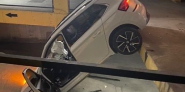 Esenyurt’ta fren yerine gaza basan kadın sürücü otoparkın 2’inci katından aşağıya düştü