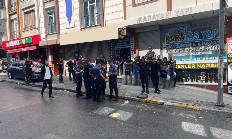 Esenyurt’ta komşu esnafların park kavgasında ortalık savaş alanına döndü