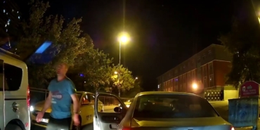 Esenyurt’ta korna çalan taksiciye sinirlenen şahıs, önce araca çarptı ardından böyle saldırdı