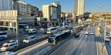 Esenyurt’ta metrobüsün tekerlekleri fırladı: Faciadan dönüldü