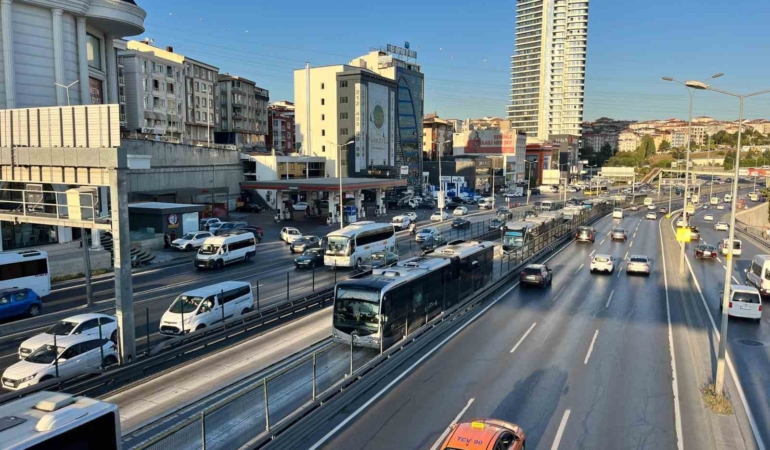 Esenyurt’ta metrobüsün tekerlekleri fırladı: Faciadan dönüldü