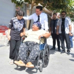 Esenyurt’ta sosyal medyadan tekerlekli sandalye isteyen vatandaşın talebi karşılandı