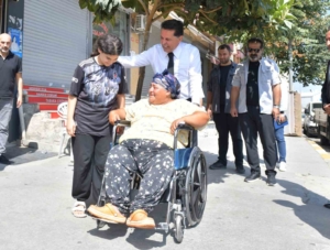 Esenyurt’ta sosyal medyadan tekerlekli sandalye isteyen vatandaşın talebi karşılandı