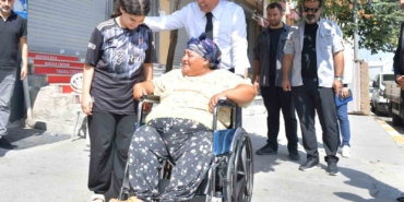 Esenyurt’ta sosyal medyadan tekerlekli sandalye isteyen vatandaşın talebi karşılandı