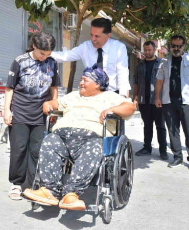 Esenyurt’ta sosyal medyadan tekerlekli sandalye isteyen vatandaşın talebi karşılandı