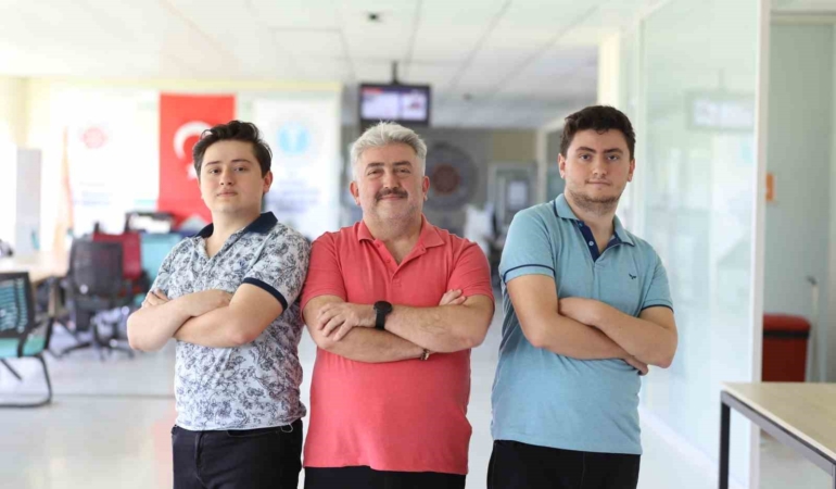 Eşinin evlilik şartını yerine getirdi, 24’üncü üniversitesini oğullarıyla okuyacak