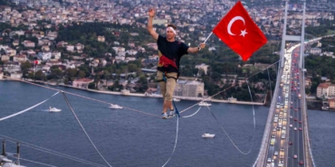 Estonyalı sporcu Jaan Roose 15 Temmuz Şehitler Köprüsü’nü ip üzerinde yürüyerek geçti