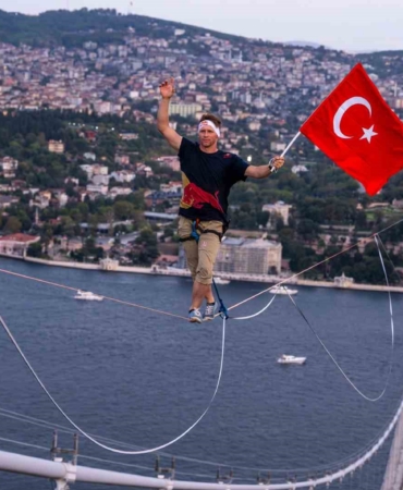 Estonyalı sporcu Jaan Roose 15 Temmuz Şehitler Köprüsü’nü ip üzerinde yürüyerek geçti