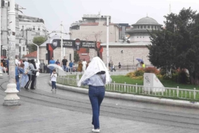 Etkili yağışa Taksim’de yakalanan vatandaşlar zor anlar yaşadı