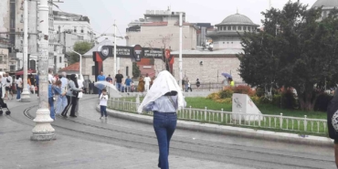 Etkili yağışa Taksim’de yakalanan vatandaşlar zor anlar yaşadı