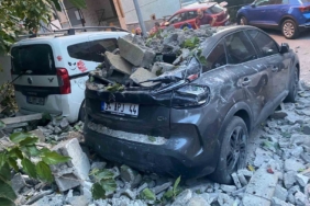 Eyüpsultan’da gecekondu duvarı araçların üzerine çöktü