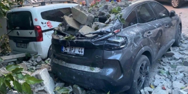 Eyüpsultan’da gecekondu duvarı araçların üzerine çöktü