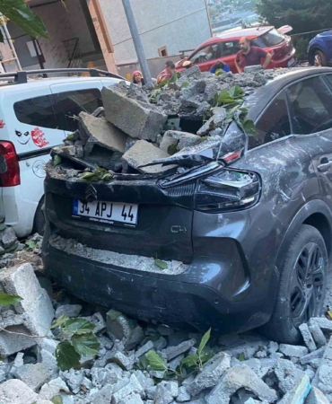 Eyüpsultan’da gecekondu duvarı araçların üzerine çöktü