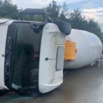 Eyüpsultan’da seyir halindeki beton mikseri devrildi