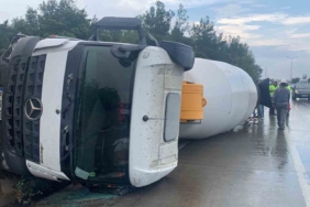 Eyüpsultan’da seyir halindeki beton mikseri devrildi