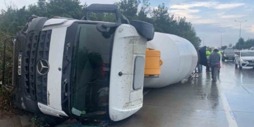 Eyüpsultan’da seyir halindeki beton mikseri devrildi