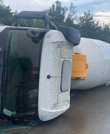 Eyüpsultan’da seyir halindeki beton mikseri devrildi