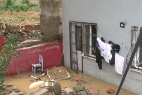 Eyüpsultan’da yağmur nedeniyle inşaat duvarı yıkıldı, yan binanın bodrumunu su bastı