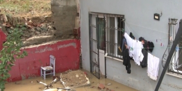 Eyüpsultan’da yağmur nedeniyle inşaat duvarı yıkıldı, yan binanın bodrumunu su bastı