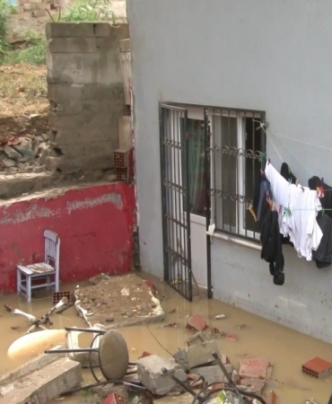 Eyüpsultan’da yağmur nedeniyle inşaat duvarı yıkıldı, yan binanın bodrumunu su bastı