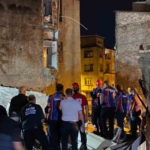 Fatih’te 3 katlı metruk bina çöktü: 1 yaralı