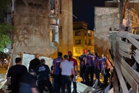 Fatih’te 3 katlı metruk bina çöktü: 1 yaralı