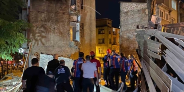 Fatih’te 3 katlı metruk bina çöktü: 1 yaralı