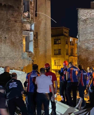 Fatih’te 3 katlı metruk bina çöktü: 1 yaralı
