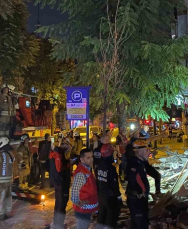 Fatih’te 3 katlı metruk bina çöktü: 1 yaralı