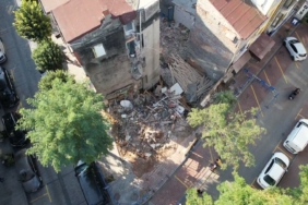 Fatih’te çöken metruk bina havadan görüntülendi