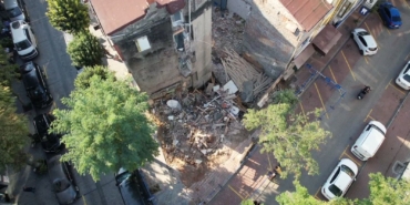 Fatih’te çöken metruk bina havadan görüntülendi