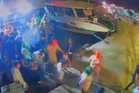 Fatih’te dehşet anları kamerada: Anne ve çocuğu tur teknesinden denize düştü