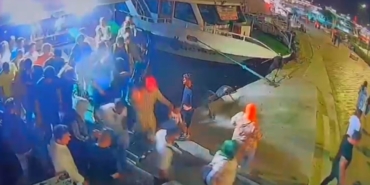 Fatih’te dehşet anları kamerada: Anne ve çocuğu tur teknesinden denize düştü